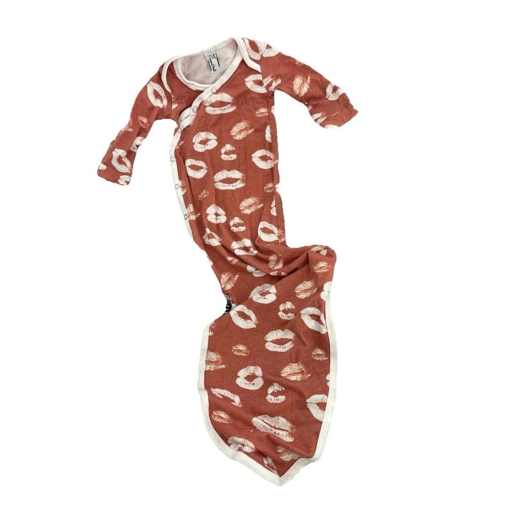 COPPER PEARL Newborn Knotted Gown‎ Kisses Print H92